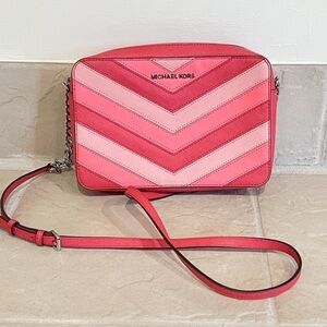 🆕 Michael Kors Jet Set EW pink chevron saffiano leather crossbody b…